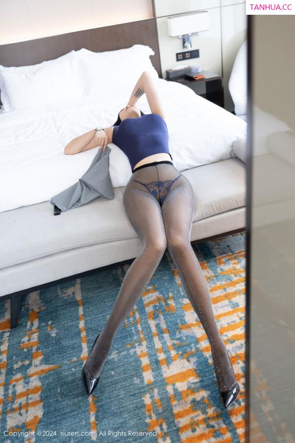 小娜比  [XiuRen]高清写真图 2024.08.29 No.9082 娜比 美腿黑丝第53张图片